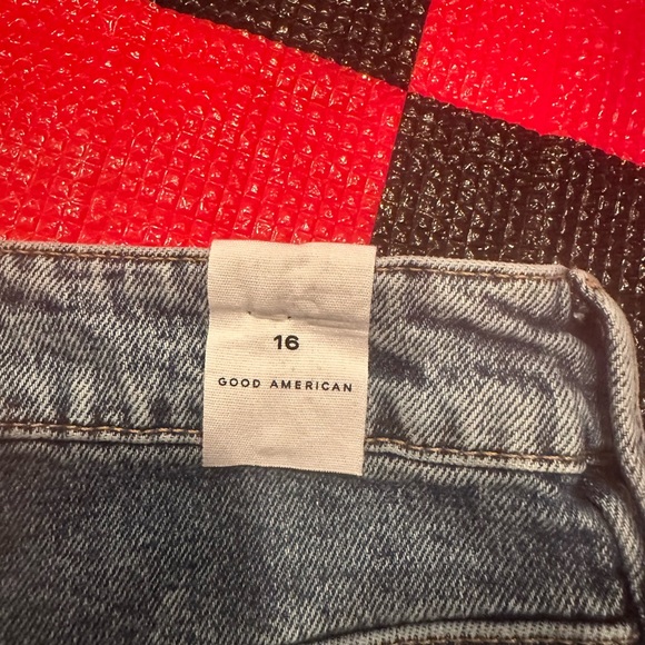 NWT Good American Bombshell short size 16
Length: 17” (longest) - Picture 4 of 7